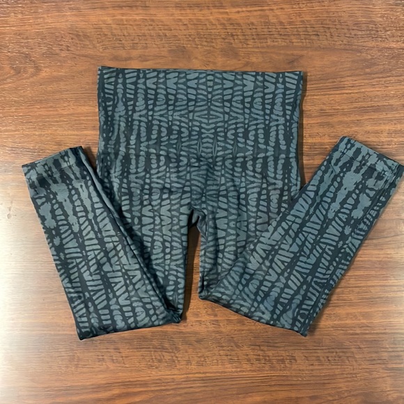 SPANX Cropped Seamless High Waist Leggings Abstract Design size M - Picture 4 of 5